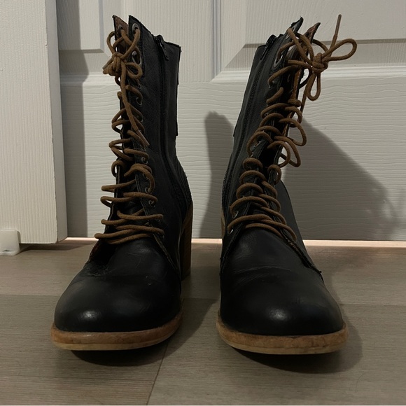 Fugu Malibu - Black lace up booties with zips - Size 9 - Picture 2 of 3